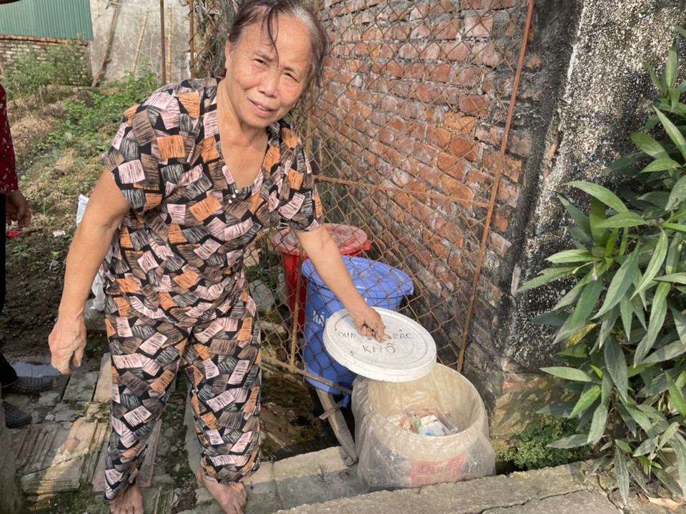 B&agrave; Phạm Thị Thanh, th&ocirc;n Tạ X&aacute;, x&atilde; Đại Thắng với những chiếc th&ugrave;ng ph&acirc;n loại r&aacute;c thải để ở g&oacute;c vườn nh&agrave;.