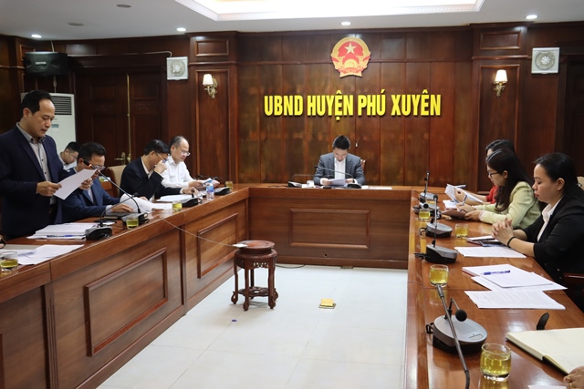 Đại diện c&aacute;c địa phương của huyện Ph&uacute; Xuy&ecirc;n b&aacute;o c&aacute;o đề xuất nội dung