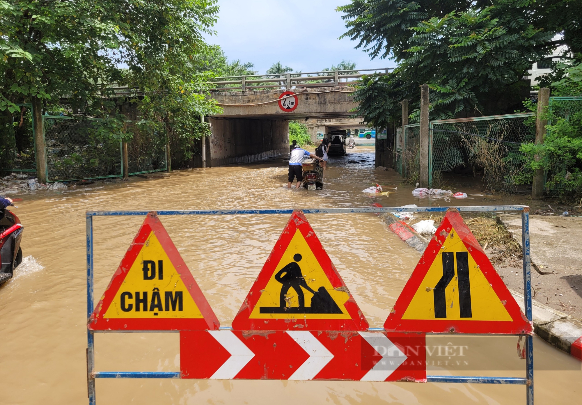 Nhiều hầm chui Đại lộ Thăng Long vẫn ngập nước, trong khi Hà Nội được dự báo sắp có mưa to trở lại- Ảnh 1. Nhiều hầm chui Đại lộ Thăng Long vẫn ngập nước, trong khi Hà Nội được dự báo sắp có mưa to trở lại- Ảnh 1.